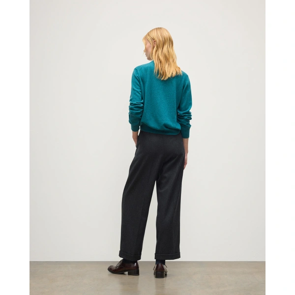 Johnstons of Elgin Lunan Classic Green Cashmere V Neck Jumper