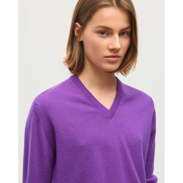 Johnstons of Elgin Lunan Classic Purple Cashmere V Neck Jumper