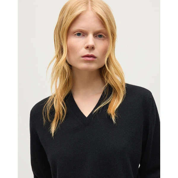 Johnstons of Elgin Lunan Classic V Neck Black Cashmere Jumper