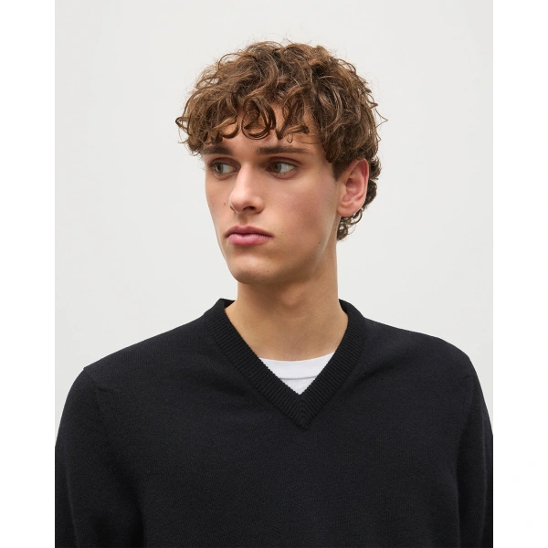 Johnstons of Elgin Rory Black Classic Cashmere V-Neck Jumper