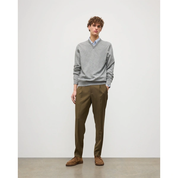 Johnstons of Elgin Rory Grey Classic Cashmere V-Neck Jumper