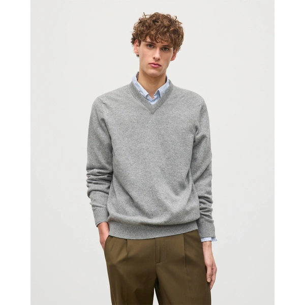 Johnstons of Elgin Rory Grey Classic Cashmere V-Neck Jumper