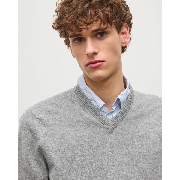 Johnstons of Elgin Rory Grey Classic Cashmere V-Neck Jumper