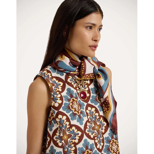 La DoubleJ Foulard 90 in Palazzo Chocolate at Coveti