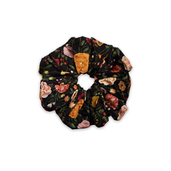 La DoubleJ Giga Scrunchie in Botticelli Black at Coveti