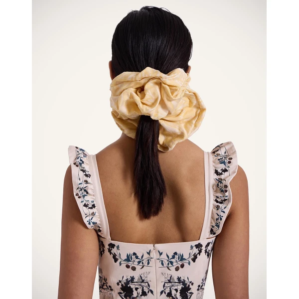 La DoubleJ Giga Scrunchie in Iris Yellow at Coveti
