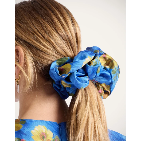 La DoubleJ Giga Scrunchie in Riptide Light Blue, view 3