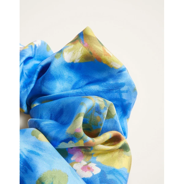 La DoubleJ Giga Scrunchie in Riptide Light Blue, view 4