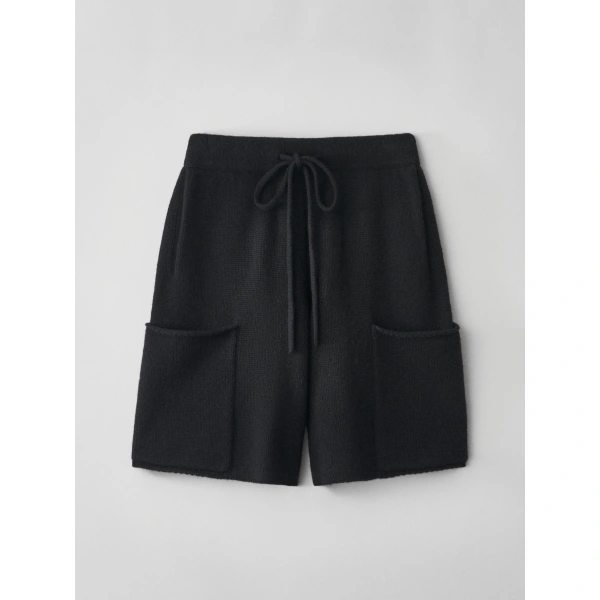 Henli Shorts in Black