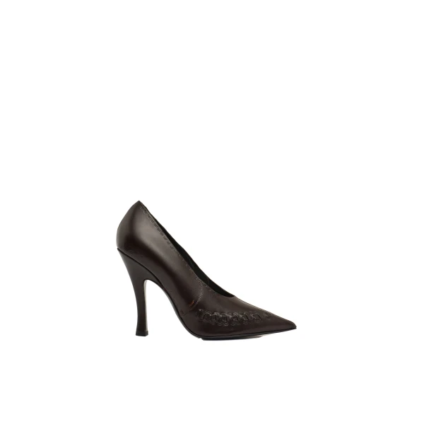 Podhale-style embroidered pointed pumps in brown leather