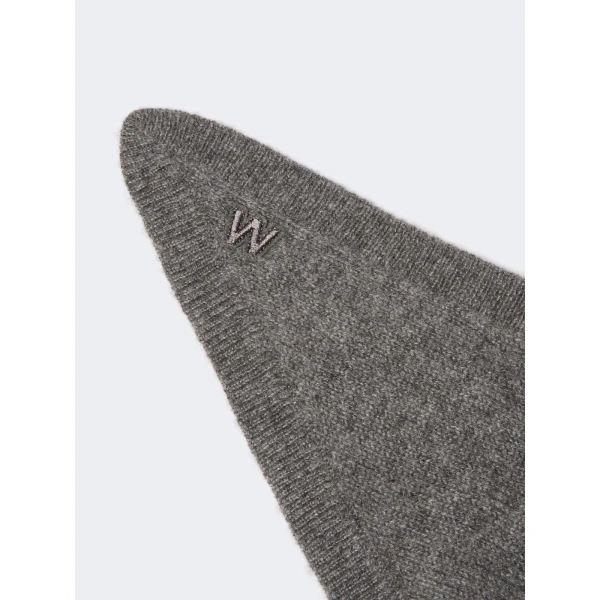 Max Mara Bosso Triangle Cashmere Scarf in Light Grey | Scarves | Coveti