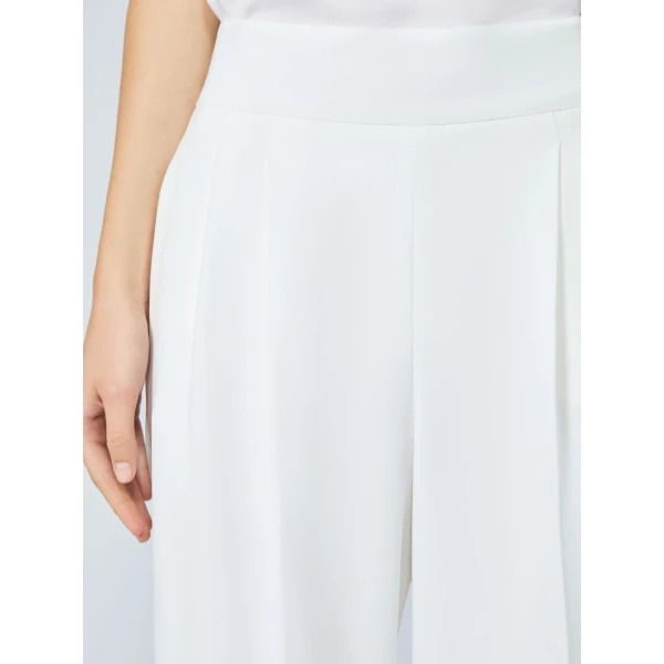 Max Mara Oscuro Slim-Fit Compact Cady Trousers in White | Tailored pants | Coveti