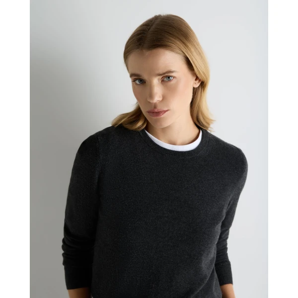 N.Peal Evie Classic Round Neck Cashmere Jumper in Deep Charcoal Grey
