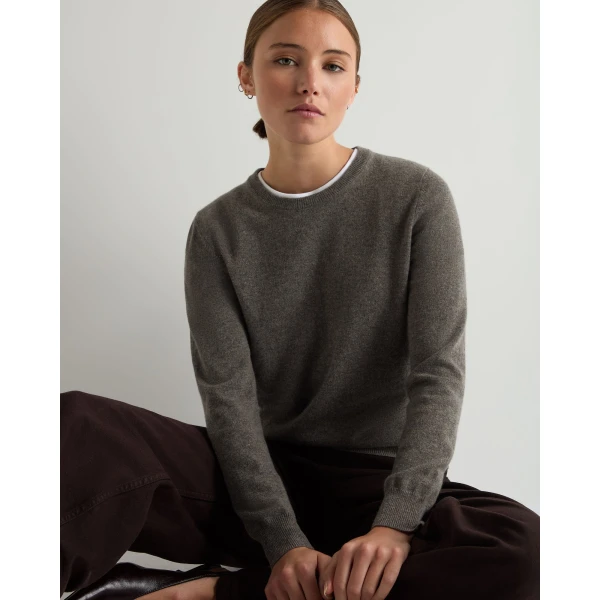 N.Peal Evie Classic Round Neck Cashmere Jumper in Wood Smoke Brown