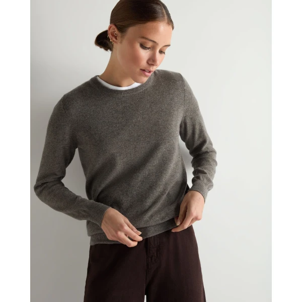 N.Peal Evie Classic Round Neck Cashmere Jumper in Wood Smoke Brown