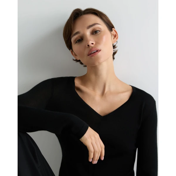 N.Peal Imogen Superfine Cashmere V Neck Jumper in Black