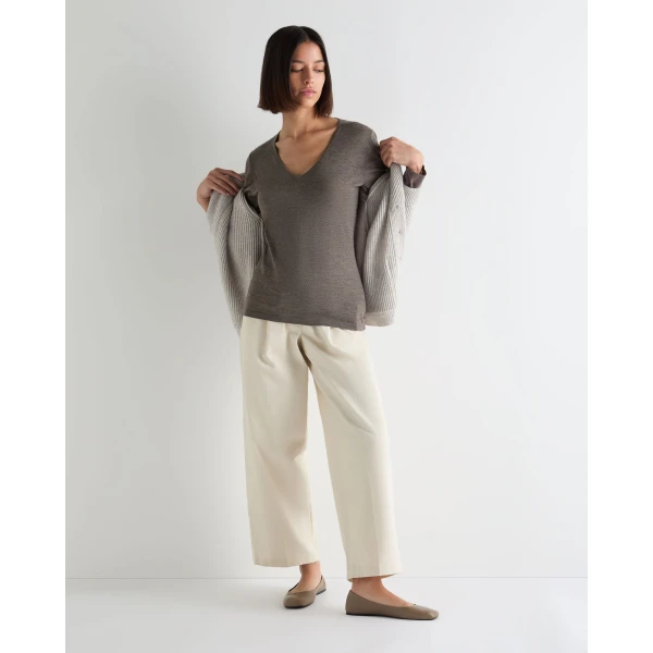 N.Peal Imogen Superfine Cashmere V Neck Jumper in Pecan Brown