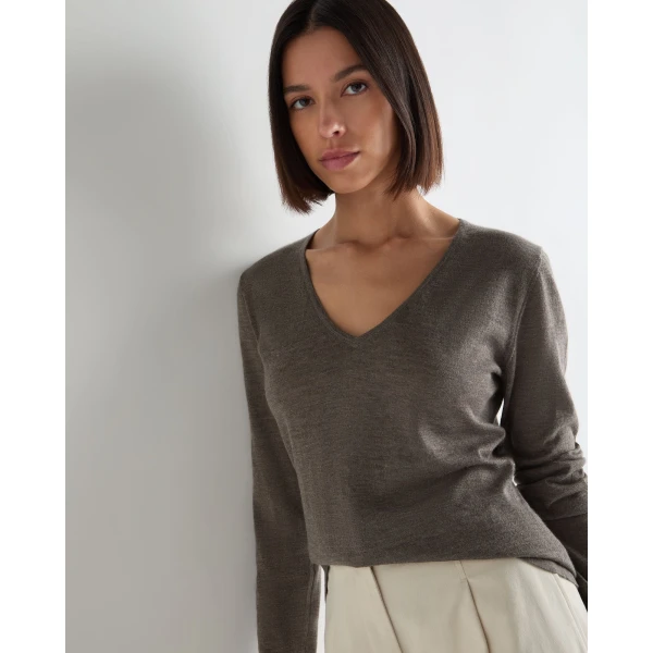 N.Peal Imogen Superfine Cashmere V Neck Jumper in Pecan Brown
