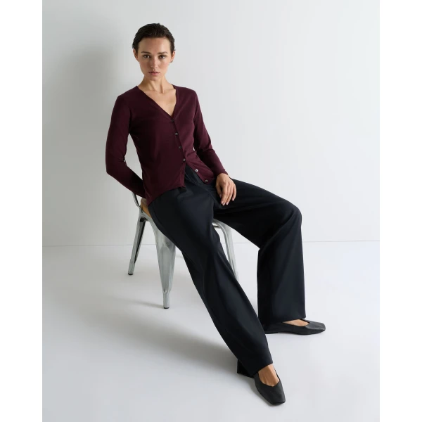 N.Peal Mia Superfine Cashmere V Neck Cardigan in Damson Red