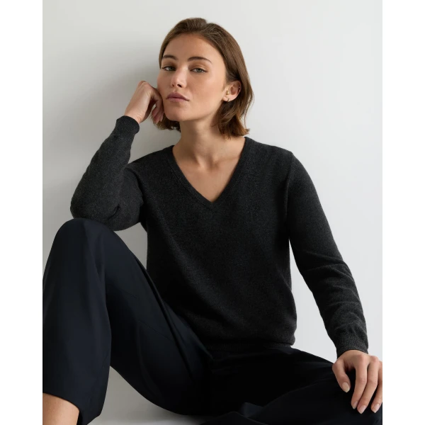 N.Peal Phoebe V Neck Cashmere Jumper in Deep Charcoal Grey