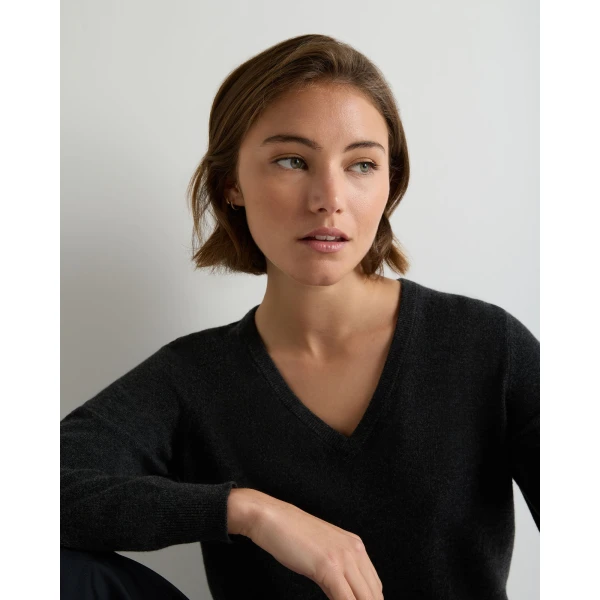 N.Peal Phoebe V Neck Cashmere Jumper in Deep Charcoal Grey