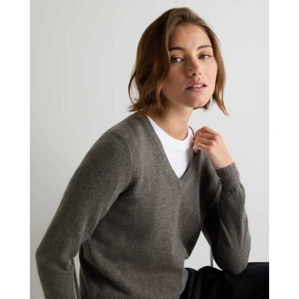N.Peal Phoebe V Neck Cashmere Jumper in Wood Smoke Brown