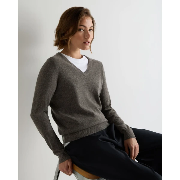 N.Peal Phoebe V Neck Cashmere Jumper in Wood Smoke Brown