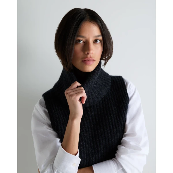 N.Peal Ribbed Sleeveless Turtle Neck Cashmere Jumper in Ink Blue Melange
