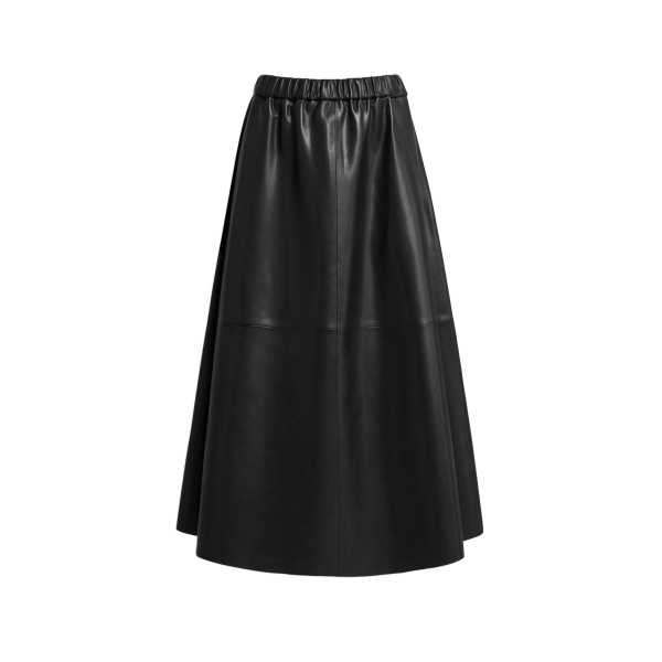Nour Hammour Lenly in Noir Classique