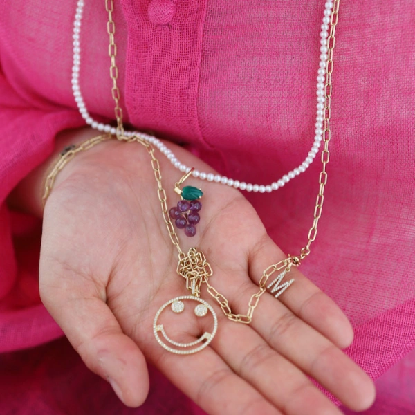 Rosa de la Cruz Fruit Charm Pendant Grape in 18K Yellow Gold, Amethyst and Agate | Fine Pendants and Charms | Coveti