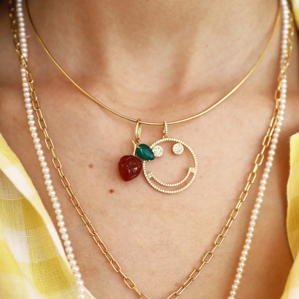 Rosa de la Cruz Fruit Charm Pendant Strawberry in 18K Yellow Gold, Agate | Fine Pendants and Charms | Coveti