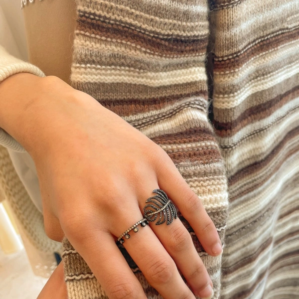 Rosa de la Cruz Large Feather Ring in 18K Rhodium Gold, Black and Brown Diamond | Fine Rings | Coveti