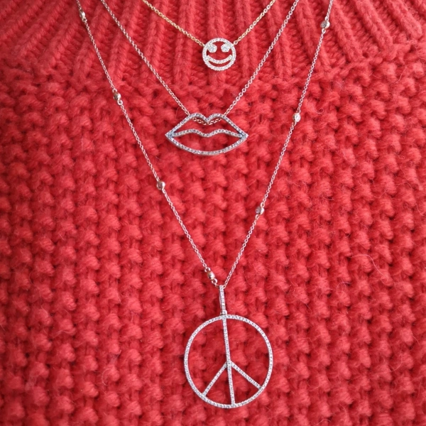 Rosa de la Cruz Lips Necklace in 18K Yellow Gold, Light Pink Ruby | Fine Necklaces | Coveti