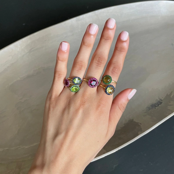 Rosa de la Cruz Oval Gem Ring in 18K Yellow Gold, Peridot and Blue Sapphire | Fine Rings | Coveti
