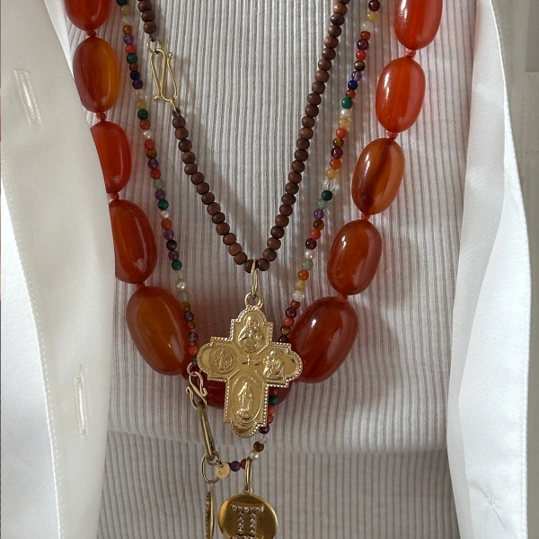 Rosa de la Cruz Sandalwood Necklace in 18K Yellow Gold and Sandalwood | Fine Necklaces | Coveti