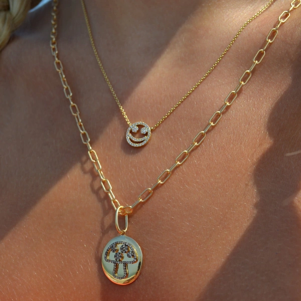 Rosa de la Cruz Smile Charm Necklace in 18K Yellow Gold, White Diamond | Fine Necklaces | Coveti