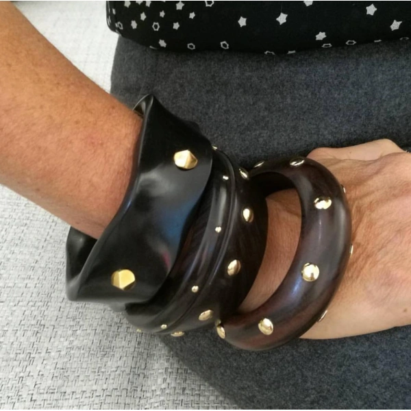 Rosa de la Cruz Wavy Ebony Bangle in Ebony, 18K Yellow Gold | Fine Bracelets | Coveti