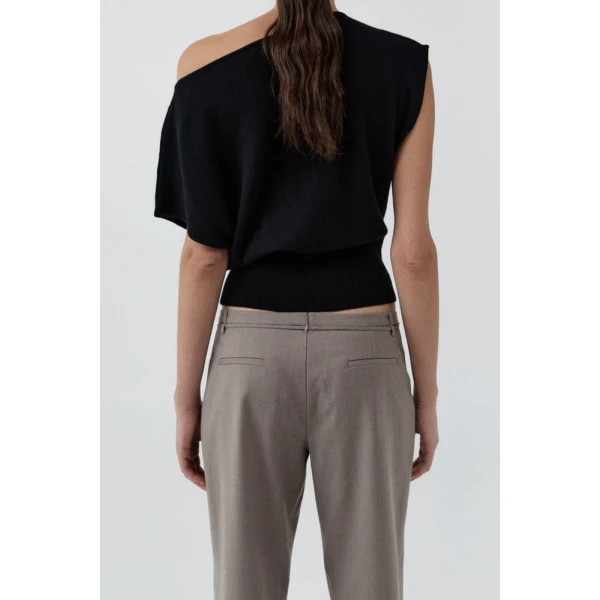St. Agni Cashmere Asymm Top in Black, view 5