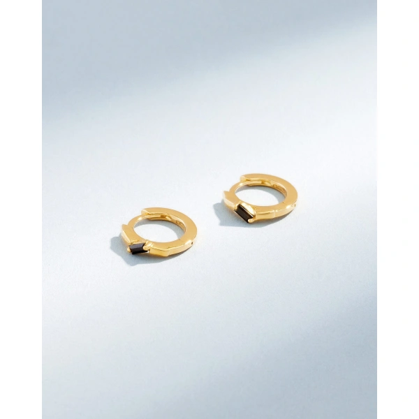 Suzanne Kalan Bold Single Black Sapphire Huggies in 18K Yellow Gold | Fine Earrings | Coveti