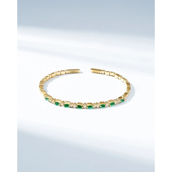 Suzanne Kalan Thin Mix Emerald Bangle in 18K Yellow Gold | Fine Bracelets | Coveti