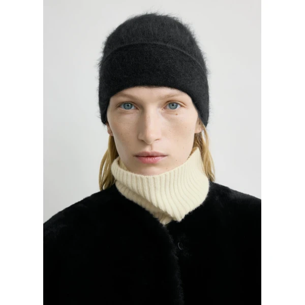 Toteme Brushed cashmere beanie in Black, view 2