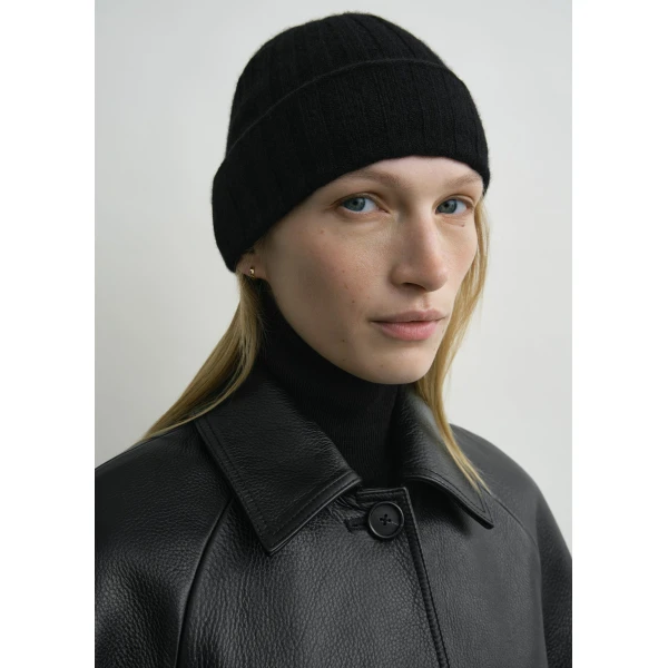 Toteme Cashmere beanie in Black, view 3