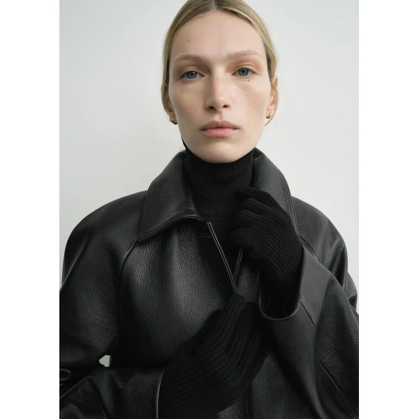 Toteme Cashmere gloves in Black, view 2
