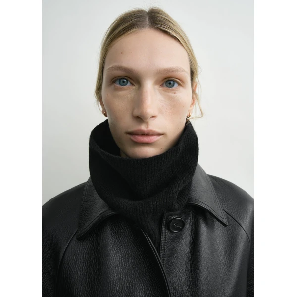 Toteme Cashmere neck warmer in Black, view 3