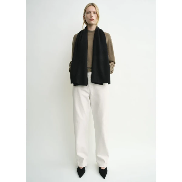 Toteme Classic winter scarf in Black, view 2
