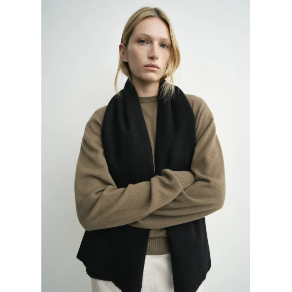 Toteme Classic winter scarf in Black, view 3