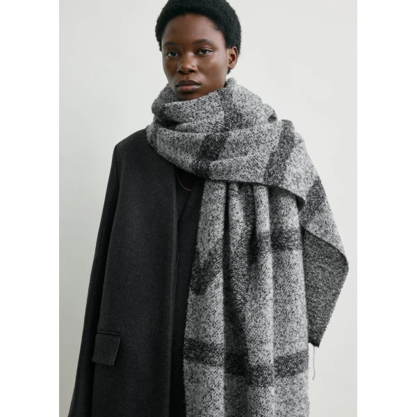 Toteme Monogram jacquard scarf in Black / White, view 3