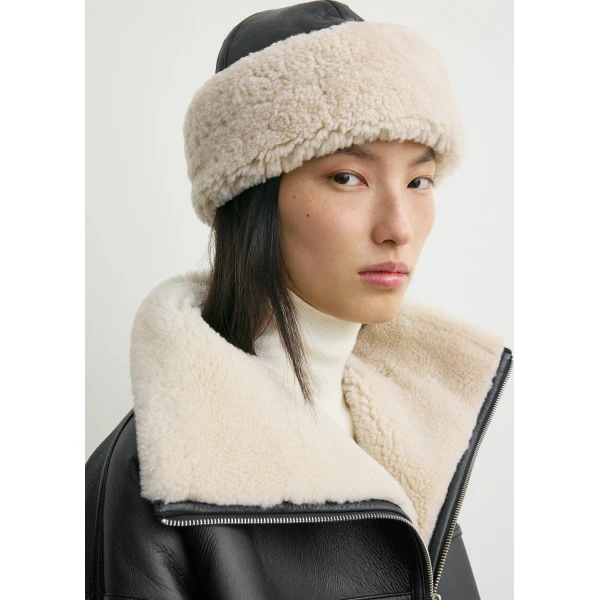 Toteme Shearling winter hat in Black / Off white, view 3