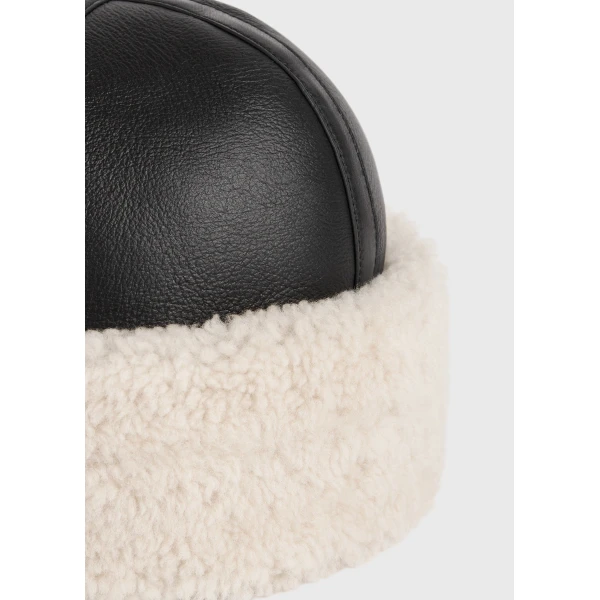 Toteme Shearling winter hat in Black / Off white, view 4