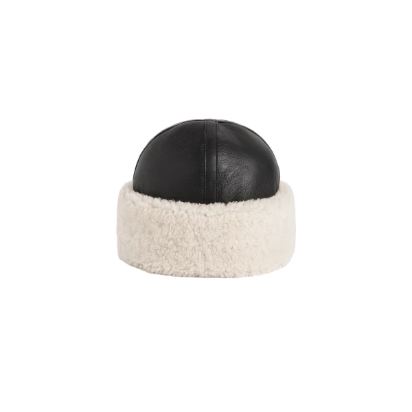 Toteme Shearling winter hat in Black / Off white